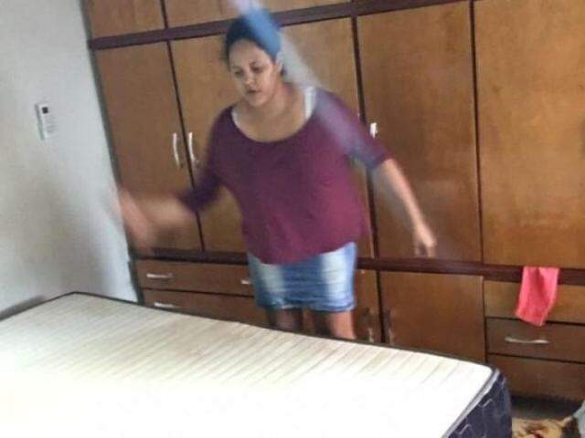 Andreia, moradora de apartamento que ficou alagado devido falta de manutenção em imóvel no andar de cima (Foto: Danielle Valentim)