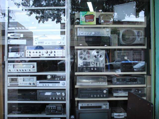 Auge da década de 90, "receivers", toca-discos, caixas e até um gravador de rolo estão anunciados para venda. (Foto: Marina Pacheco)
