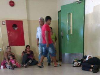 Por falta de espaço pacientes estão sentados no chão (Foto: Direto das Ruas)