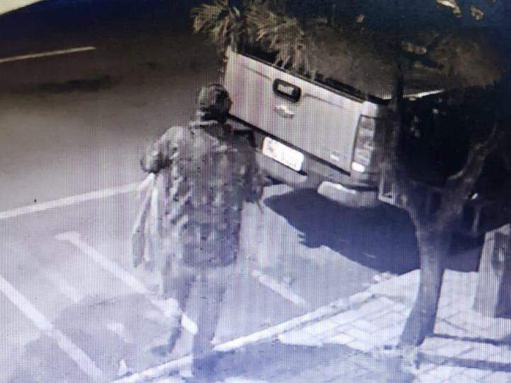 Um dos integrantes da quadrilha próximo a caminhonete provavelmente usada no crime (Foto: Direto das Ruas)