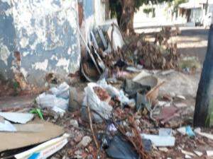No "lixão", galhos, sacos de lixo e restos de embalagens (Foto: Direito das Ruas)