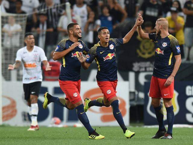 Jogadores comemorando um dos dois gols do RB Brasil na partida. (Foto: Sergio Barzaghi/GazetaPress/Reprodução/GazetaEsportiva)