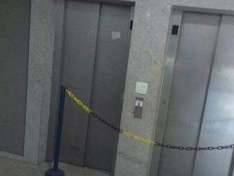 Elevadores da Central do Cidadão interditados há semanas (Foto: Direto das ruas)