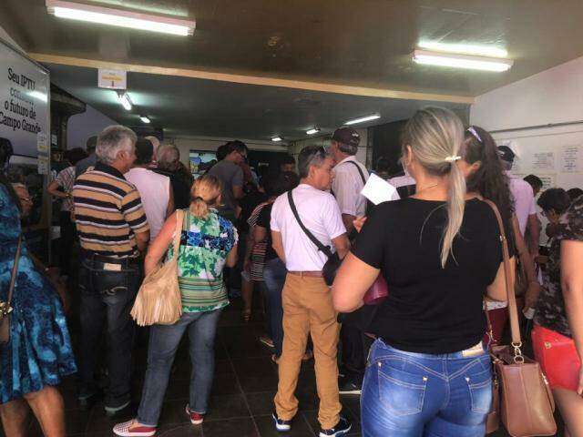 Penúltimo dia para pagar o IPTU encheu a central na manhã desta quarta-feira (9) (Foto: Bruna Pasche)