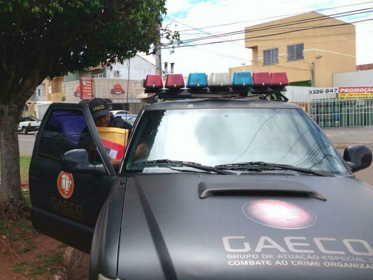 Agentes do Gaeco após apreensão de documentos em operação da Lama Asfáltica. (Foto: Richelieu de Carlo)