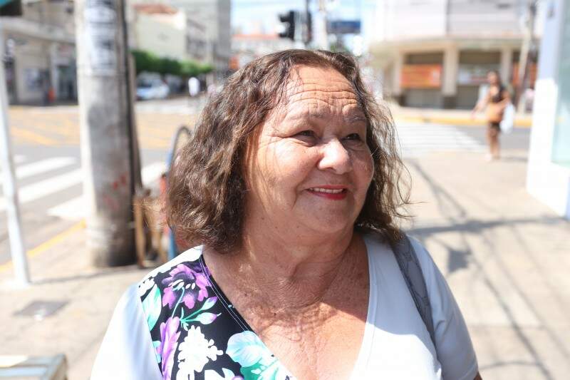 Para a dona Ilza Ricaldi, de 70 anos, os produtos estão com preço mais acessível. (Foto: Marcelo Victor)
