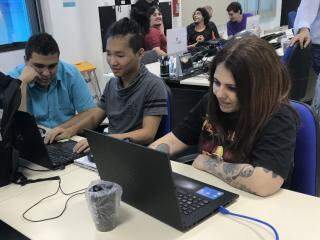 Suzana com os colegas de turma durante um evento de jogos. (Foto: Tatiana Marin)