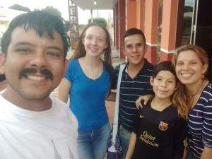 Edson Marques e a esposa Andressa, que hospedam Luís Gilberto, Aryoly Liliana e Luís Eduardo. (Foto: Arquivo pessoal)