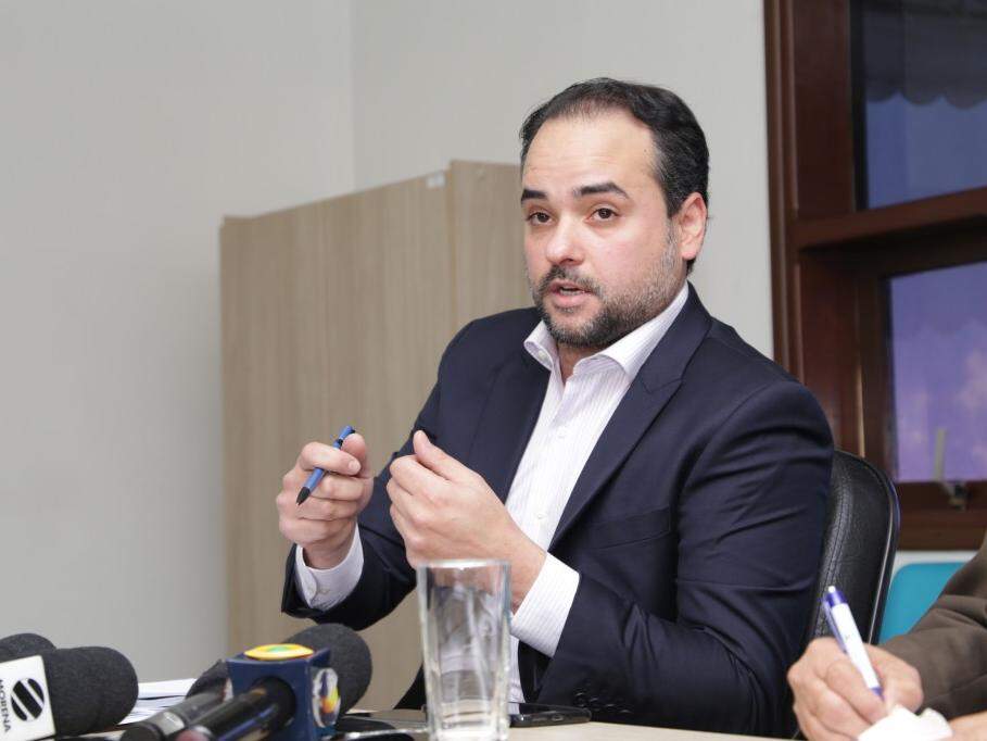 Diretor-presidente da Agerg, Vinícius Campos Leite, durante coletiva nesta tarde. (Foto: Kísie Ainoã).