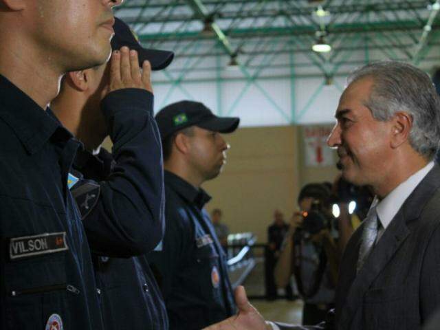 Governador Reinaldo Azambuja (à direita), cumprimentando policiais em evento da PM. (Foto: Marina Pacheco).