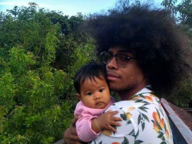 Marcelo com Aya, nome que significa "resistência" na simbologia Adinkra, da cultura africana; e em japonês "colorido", representando a cultura asiática.