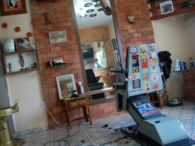 Salão tem decoração retrô. Cadeira é de dentista, mas foi customizada e recebeu adesivos. (Foto: Pedro Peralta)