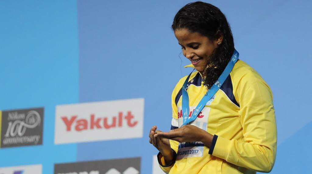 A brasileira Etiene Medeiros, feliz com a medalha de ouro conquistada nesta quinta-feira no Mundial da Hungria (Foto: Divulgação)