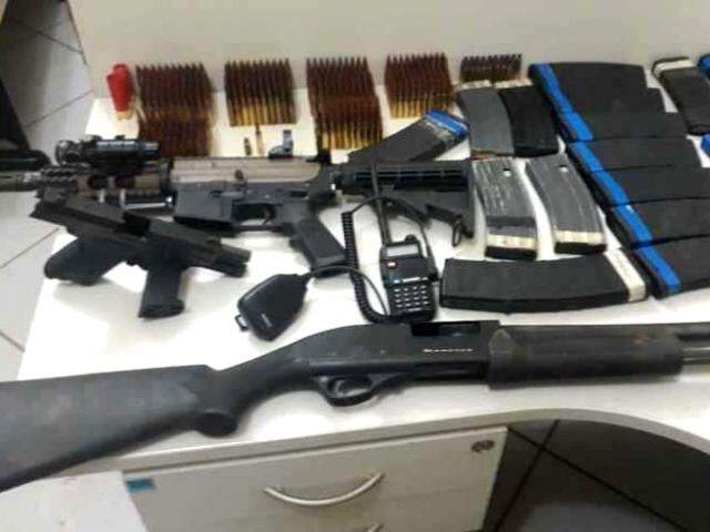 Armas apreendidas pela PM mineira após ataque a banco em Frutal; crime pode ter relação com assaltos a bancos em Chapadão. (Foto: PMMG/Divulgação)