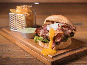 Quem prefere hambúrguer, tem o Vermelho Burger, no Vermelho Grill, por R$ 32,00.
