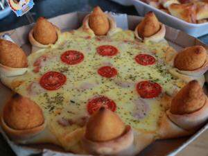 A pizza com borda de coxinha sabor tradicional.