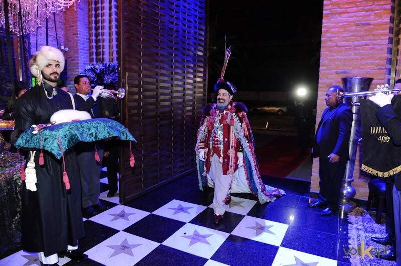 Amigo de Iara, arquiteto Scalise foi o responsável pela cenografia da festa. Entrada dos convidados era assim: triunfal, com direito a cornetas. (Foto: Marcos Volkopf)
