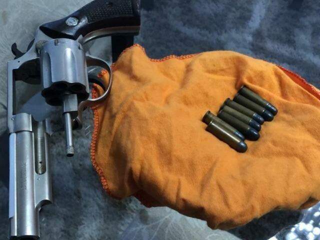 Arma e munição apreendida este ano durante operação contra cigarreiros, que teve audiência nesta sexta-feira. (Foto: : Divulgação/PRF)