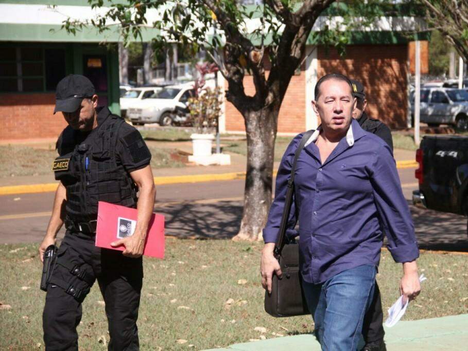 Diretor-presidente do Detran-MS, Gerson Claro, ao chegar à sede do órgão para acompanhar as buscas na sala dele (Foto: Marcos Ermínio)