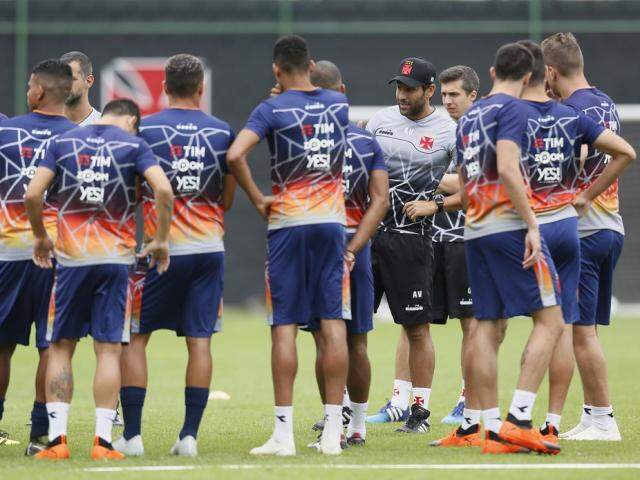 Técnico Alberto Valentim conversa com jogadores do Vasco no último treino (Foto: Rafael Ribeiro/Vasco da Gama)