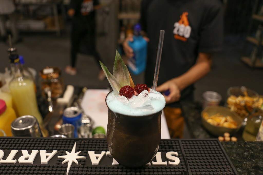 O drink "Oceano do Quintal" com canela e framboesa é uma especialidade do local (Foto: Paulo Francis)