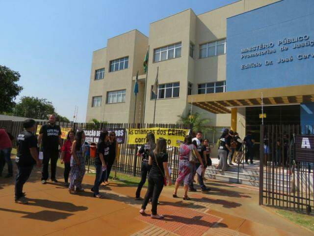 Professores contratados começaram a procurar MP para protocolar denúncia contra prefeitura (Foto: Divulgação)