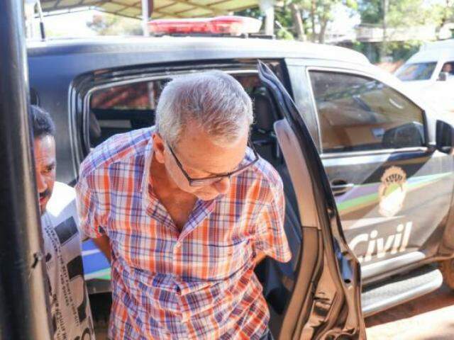 Alberton Jorge Rondon, condenado por cirurgias malsucedidas em pacientes, na chegada ao Centro de Triagem, em Campo Grande, nesta quarta-feira. (Foto: Paulo Francis)