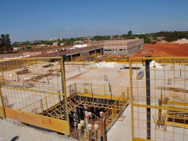 Hospital já tem 15% da obra executada e é construído num terreno de 26,4 mil m². O prédio de 15,6 mil m² terá capacidade para 138 leitos e contará com blocos setorizados. (Foto: Agesul)
