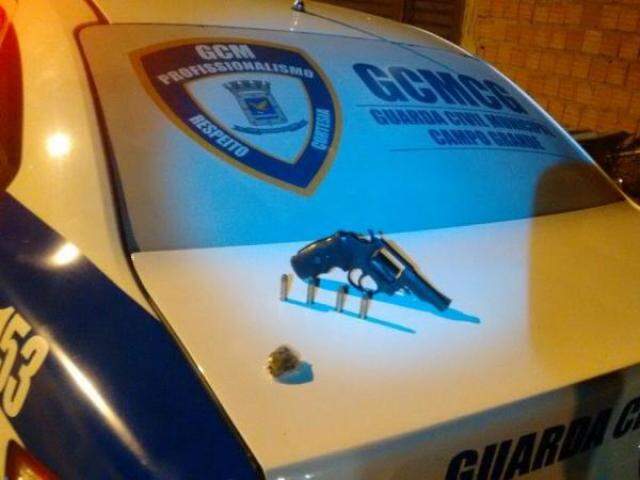 Arma foi apreendida com jovem após moradores reclamarem de assaltos em pontos de ônibus (Foto: divulgação GM)