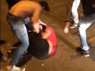 Nas imagens, Jhonny aparece espancando o rapaz. (Foto: reprodução/Facebook)