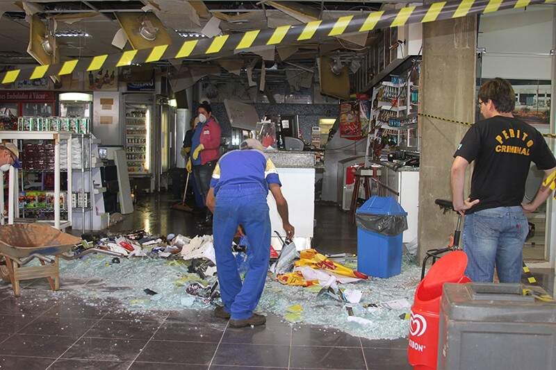 Caixa instalada na conveniência de um posto foi destruído em Chapadão do Sul. (Foto: Jovem Sul News)