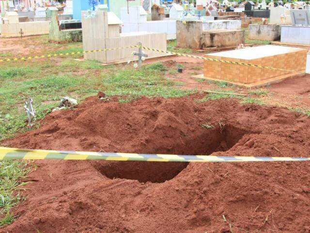 Cova foi aberta pela perícia de Aquidauana, com base em relato do coveiro de Dois Irmãos (Foto: Marina Pacheco)
