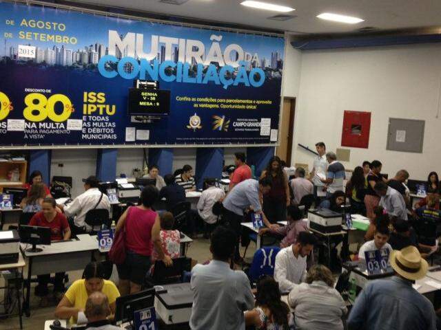 No dia 10 de fevereiro, 2.100 contribuintes procuraram a central de atendimento para renegociarem dívidas com o IPTU. (Foto: Elci Holsback)