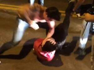 Jhonny dando socos no rapaz depois que ele já estava caído. (Foto: Reprodução/Direto das Ruas)