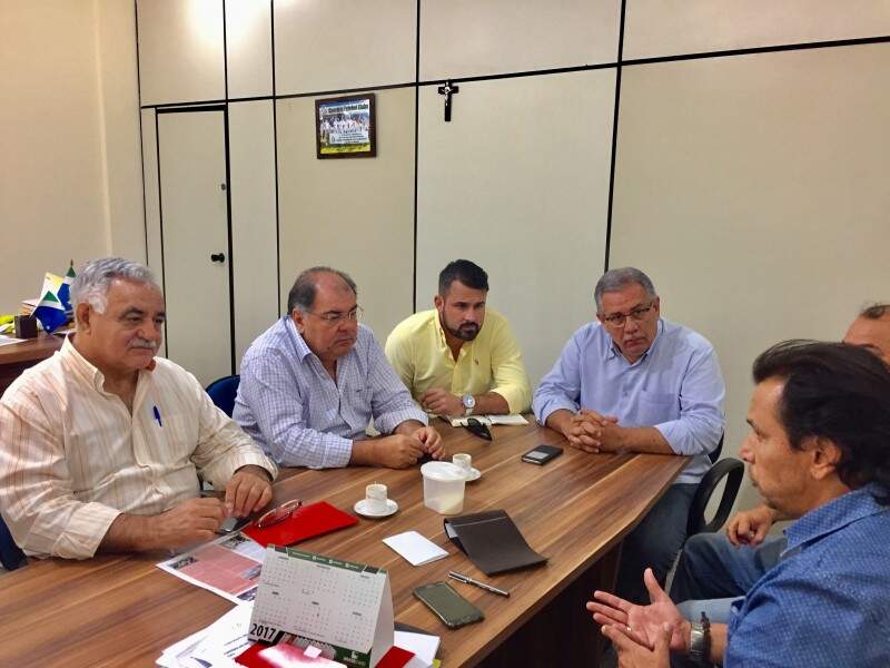 O presidente do Comercial, Walter Mangini, à esquerda, entre o presidente da FFMS, Francisco Cezário, e o gestor de marketing do Operário, Orlando Arnoud, durante reunião nesta quarta-feira (Foto: PNS/Campo Grande News)