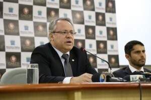 Humberto Brittes, procurador-geral do MPE-MS. À direita, o coordenador do Gaeco, Marcos Alex. (Foto: Arquivo)