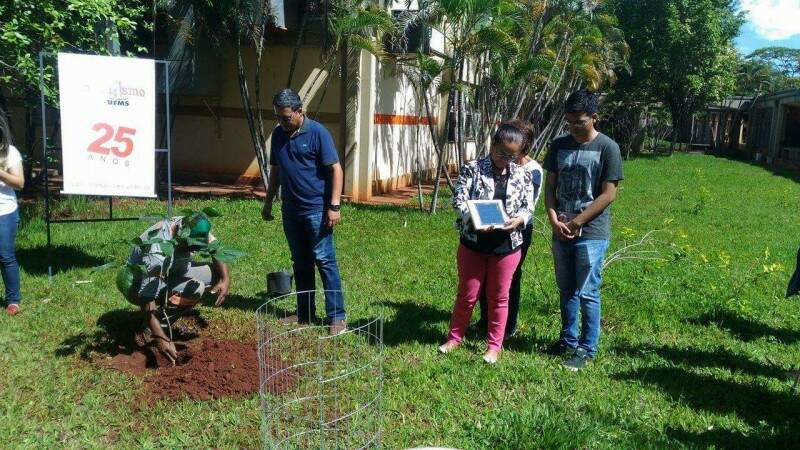 Plantação da muda de ipê hoje, na UFMS, feita por amigos e familiares de Michel. (Foto: Raquel de Souza)