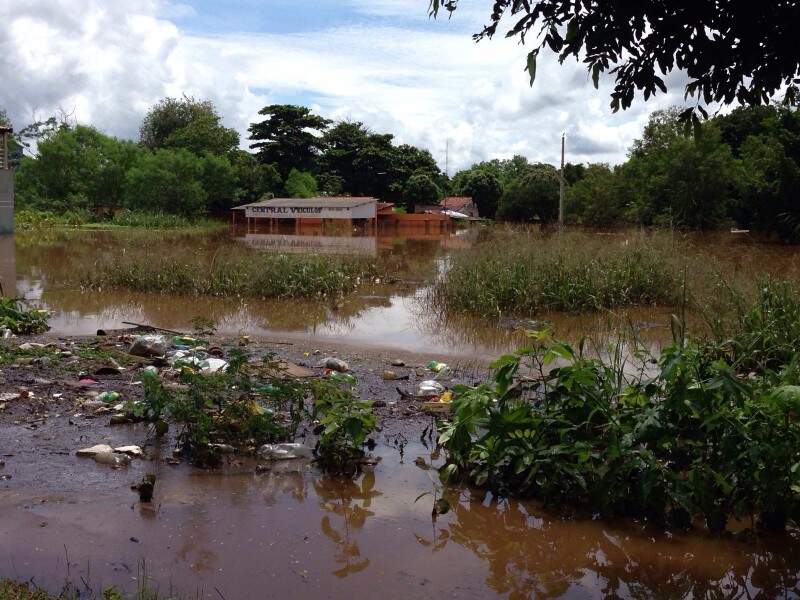 Com a água do rio Aquidauana baixando, é possível ver lixo arrastado pela água. (Foto: Thiago Pereira)