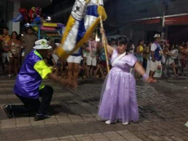 Carol completa todo o trajeto do desfile com muito samba no pé e sem deixar a bandeira cair (Foto: Acervo Pessoal)