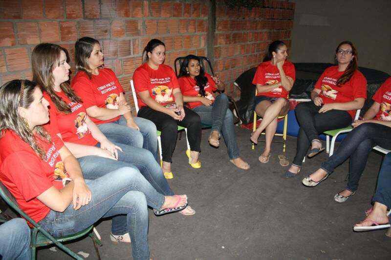 Até para receber a reportagem, o grupo se mobilizou e busca arrecadar R$ 10 mil para o tratamento da amiga (Foto: Marcos Ermínio)