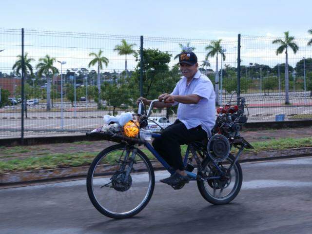 Pelas ruas de Campo Grande ele se arrisca sem capacete, mas nada tira o sorriso de quem pode visitar os amigos com mais facilidade. (Foto: Kísie Ainoã)