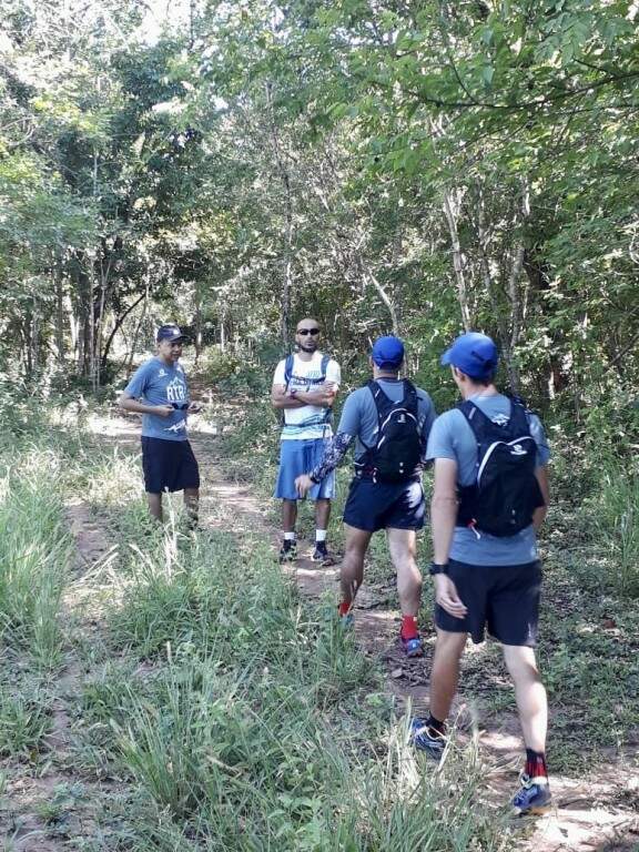 Allan, de óculos, e sua equipe de coordenação de trilhas, prevê que a prova de MTB será definida nos 15 km de single-track (Foto: Divulgação)