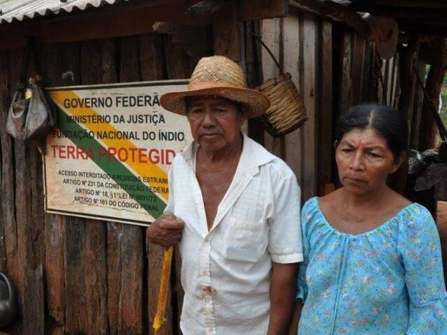 Casal indígena de comunidade de Japorã que espera há quase 30 anos por fim de demarcação. (Foto: MPF/Divulgação)