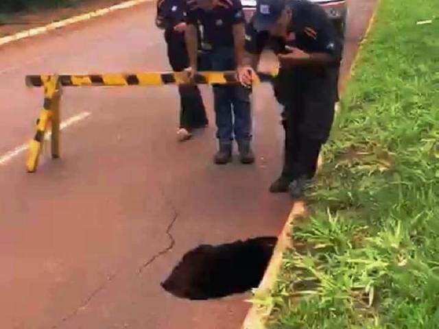 Buraco aberto no aterro sobre o Córrego Laranja Doce, na Avenida Presidente Vargas (Foto: Reprodução)