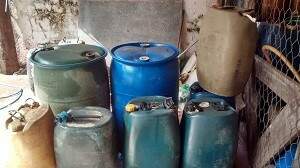 O homem foi flagrado com 200 litros de gasolina pura e 700 litros de óleo diesel armazenados em tambores. (Foto: Divulgação)