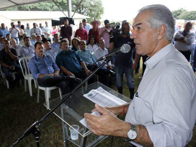 Governador Reinaldo Azambuja (PSDB) vai continuar entrega de maquinários em Aquidauana e Três Lagoas (Foto: Chico Ribeiro - Assessoria)