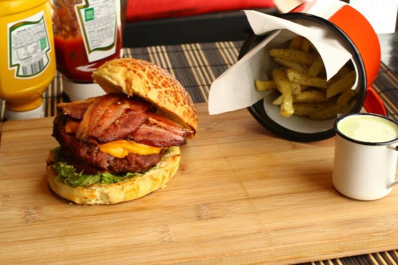 Hambúrguer de bacon e calabresa, acompanhado de cheddar, bacon, batata frita e molho especial. (Foto: André Bittar)