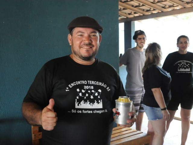 O almoço foi garantido por Rodiedson, que na época de escola nem pensava em assar carne. (Foto: Paulo Francis)