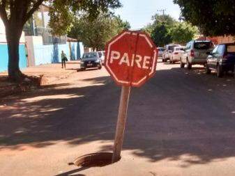 A placa foi colocada para alertar motoristas. (Foto: Direto das ruas)