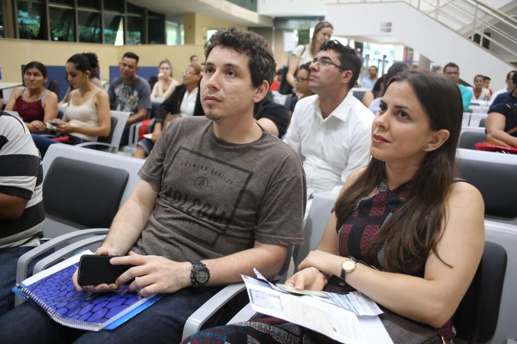 O casal Guilherme e Priscila aguardam atendimento no Fórum Eleitoral, nesta tarde. (Foto: Paulo Francis)